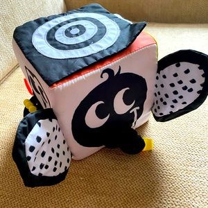 manhattan toy wimmer-Ferguson multisensory soft cube